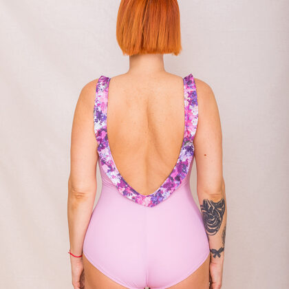 Classic swimsuite with back ruffle